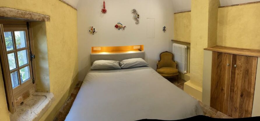 CHAMBRE SUR COUR PAVEE et ARBOREE :