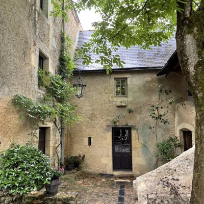 chambre sur cour pavée et arborée